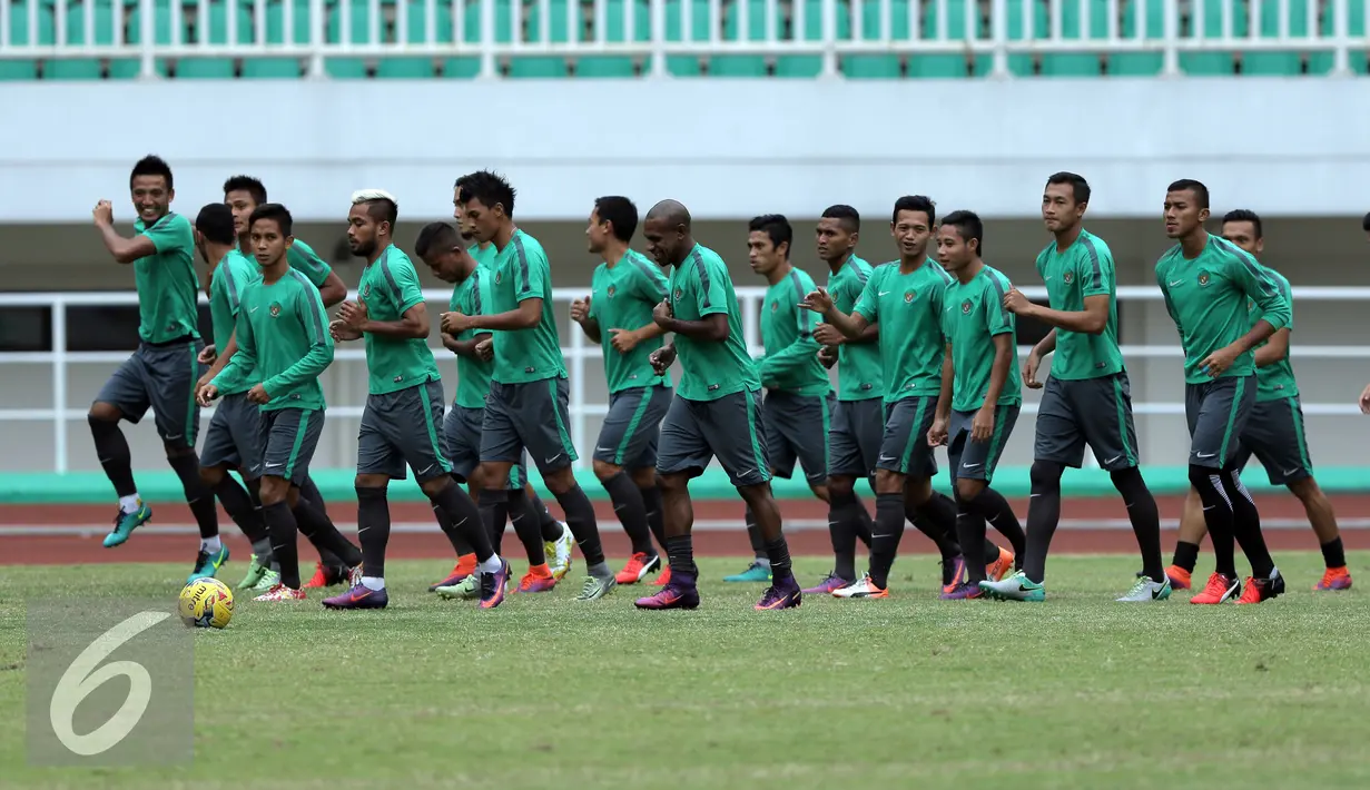 Pemain Timnas Indonesia melakukan pemanasan saat latihan jelang leg 1 Semifinal Piala AFF 2016 melawan Vietnam di Stadion Pakansari, Bogor, Rabu (30/11). Laga pertama Semifinal Piala AFF 2016 digelar pada 3 Desember. (Liputan6.com/Helmi Fithriansyah)