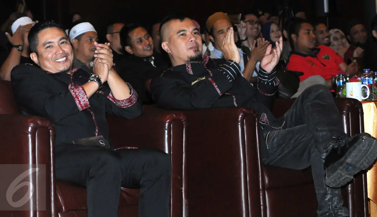 Musisi Ahmad Dhani (kanan) berbincang dengan CEO Kopi Pak Belalang  Zaini Hassan saat peluncuran di Jakarta, (24/3). Musisi ternama Ahmad Dhani sebagai brand ambasador sekaligus produser dalam iklan Kopi Pak Belalang. (Liputan6.com/Helmi Afandi)