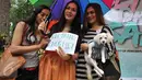 Puluhan transgender menggelar peringatan Transgender Day of Remembrance di Taman Suropati, Jakarta, Minggu (22/11). Kegiatan ini untuk mengenang transgender yang terbunuh akibat kebencian terhadap orang-orang transgender. (Liputan6.com/Gempur M Surya)