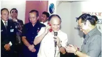 B.J. Habibie mencoba sambungan telepon menggunakan GSM Telkom didampingi Dirut Telkom Setyanto (kanan) dan Kepala Proyek Sistem Telekomunikasi Kendaraan Bergerak Telkom Garuda Sugardo (kiri) Foto: Dok. Telkomsel
