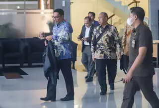 Kasus tersebut diperkirakan merugikan keuangan negara sekitar Rp222 miliar. Tampak dalam foto, mantan Gubernur Jawa Barat Ridwan Kamil (kiri) bersiap meninggalkan Gedung Merah Putih Komisi Pemberantasan Korupsi (KPK), Jakarta, Selasa (2/12/2025). (merdeka.com/Arie Basuki)