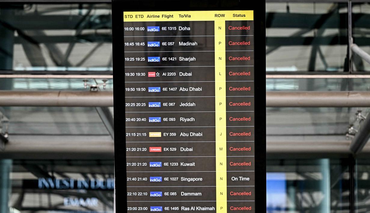 Ini menjadi gangguan terbesar terhadap transportasi udara global sejak pandemi Covid-19 pada 2020 lalu. Tampak dalam foto, papan informasi penerbangan menampilkan pembatalan penerbangan di Bandara Internasional Rajiv Gandhi di Hyderabad pada Minggu 1 Maret 2026, setelah dua maskapai penerbangan swasta terbesar India, IndiGo dan Air India, menangguhkan penerbangan ke semua tujuan di Timur Tengah. (Noah SEELAM/AFP)
