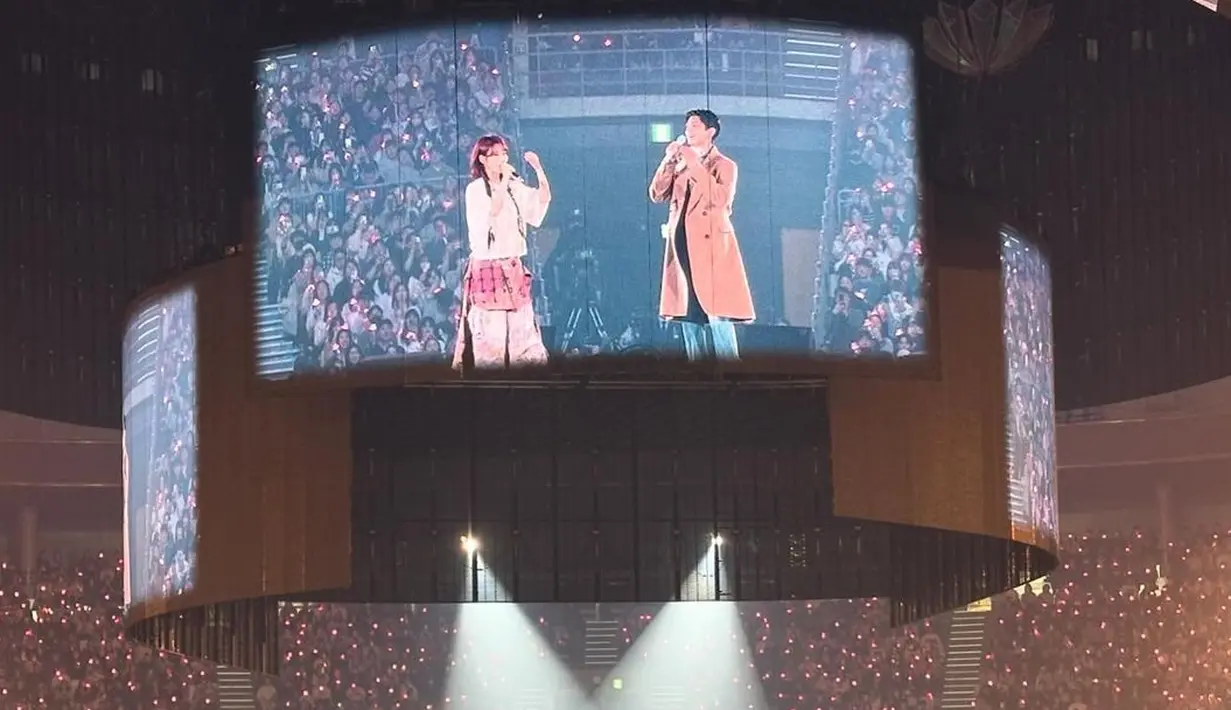 <p>IU berbicara kepada penonton selama konser, mengungkapkan kegembiraannya karena memiliki tamu istimewa. "Aku membawa teman yang bisa diandalkan dan keren. Dia bukan seorang penyanyi, tapi dia pandai menyanyi," ungkapnya. (Foto: Instagram/ bogummy)</p>