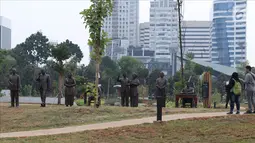 Pengunjung melihat-lihat tujuh patung Presiden RI serta ibu negara Hasri Ainun Habibie terpasang di kawasan Hutan Kota Kompleks GBK, Jakarta, Rabu (19/9). Pembangunan hutan kota ini bagian dari penataan kawasan GBK. (Liputan6.com/Helmi Fithriansyah)