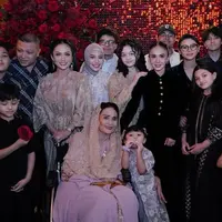 Keluarga Krisdayanti hadir dari ibunda, suami, anak-anak, hingga cucunya. Tampak Yuni Shara hadir mengenakan baju serba hitam kompak dengan Raul Lemos. Amora mengenakan dress warna gold. Sementara ibundanya tampil dengan abaya pink. [@aurelie.hermansyah]
