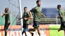 Pemain Juventus, Miralem Pjanic saat mengikuti sesi latihan bersama timnya jelang melawan Barcelona di Vinovo, Turin, (11/9/2017. Juventus akan melawan Barcelona pada grup A Liga Champions. (AFP/Marco Bertorello)