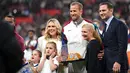 Pemain Inggris, Harry Kane berfoto bersama keluarganya saat menerima Cap ke-100 sebelum laga UEFA Nations League 2024 antara Inggris melawan Finlandia di Satdion Wembley, London, Rabu (11/09/2024) WIB. (AFP/Justin Tallis)