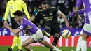 Penyerang Real Madrid asal Prancis Karim Benzema menembak ke gawang Real Valladolid dalam duel pekan ke-15 La Liga 2022/23 di Stadion Nuevo Jose Zorrilla, Valladolid, Sabtu (31/12/2022) dini hari WIB. Kemenangan ini mengantar Madrid menyalip Barcelona di puncak klasemen sementara Liga Spanyol 2022/23. (CESAR MANSO / AFP)