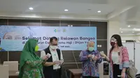 Tenaga kesehatan RSDC Wisma Haji Pondok Gede terima bantuan 50 ribu kaplet suplemen herbal. Foto: Mustika Ratu.