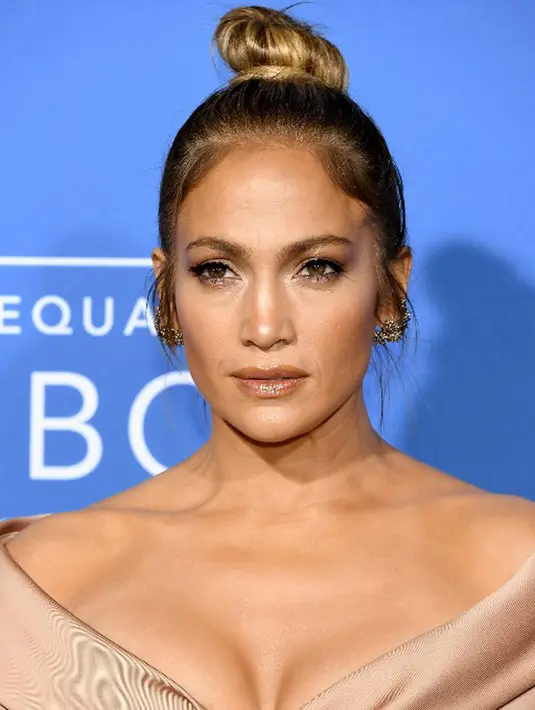 Hadir di acara tersebut, JLo tampil seorang diri dan tidak ditemani sang kekasih, Alex Rodriguez. Tak seperti sebelumnya saat menghadiri acara Met Gala 2017, dimana ia didampingi pacar barunya itu. (AFP/Bintang.com)