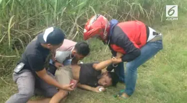 Satuan Anti Narkoba Polres Gunung Sugih Lampung menangkap pengedar sabu yang tengah mengantar pesanannya di kebun tebu