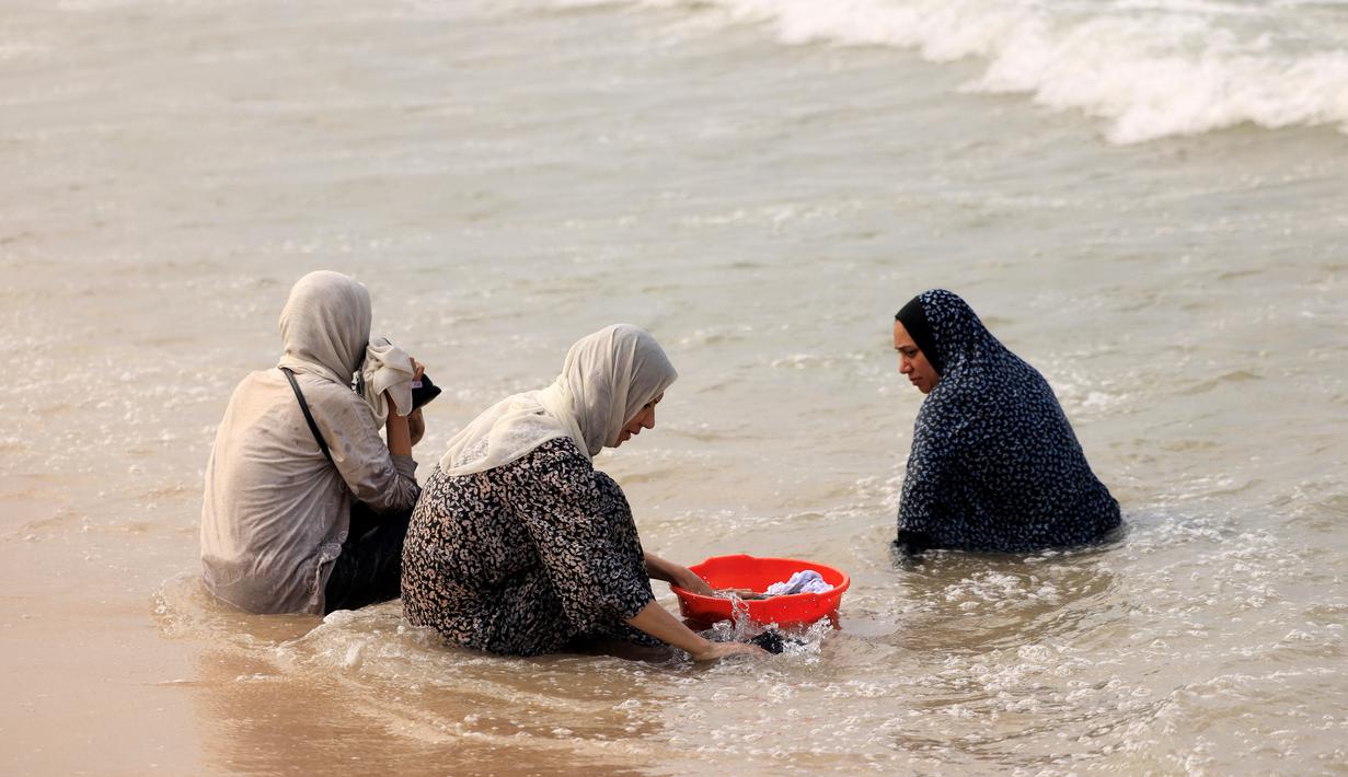 Jumlah ini jauh di bawah rekomendasi Organisasi Kesehatan Dunia (WHO), yaitu 50 liter sebagai kebutuhan minimum wajib untuk memenuhi kebutuhan dasar, termasuk minum, memasak, dan kebersihan. (MAHMUD HAMS / AFP)
