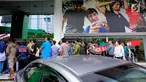 Sejumlah pengunjung mengantre untuk masuk pertokoan Lotus Department Store, Jl Thamrin, Jakarta, Rabu (25/10). Lotus menggelar diskon besar-besaran jelang penutupan pada akhir bulan ini. (Liputan6.com/Angga Yuniar)