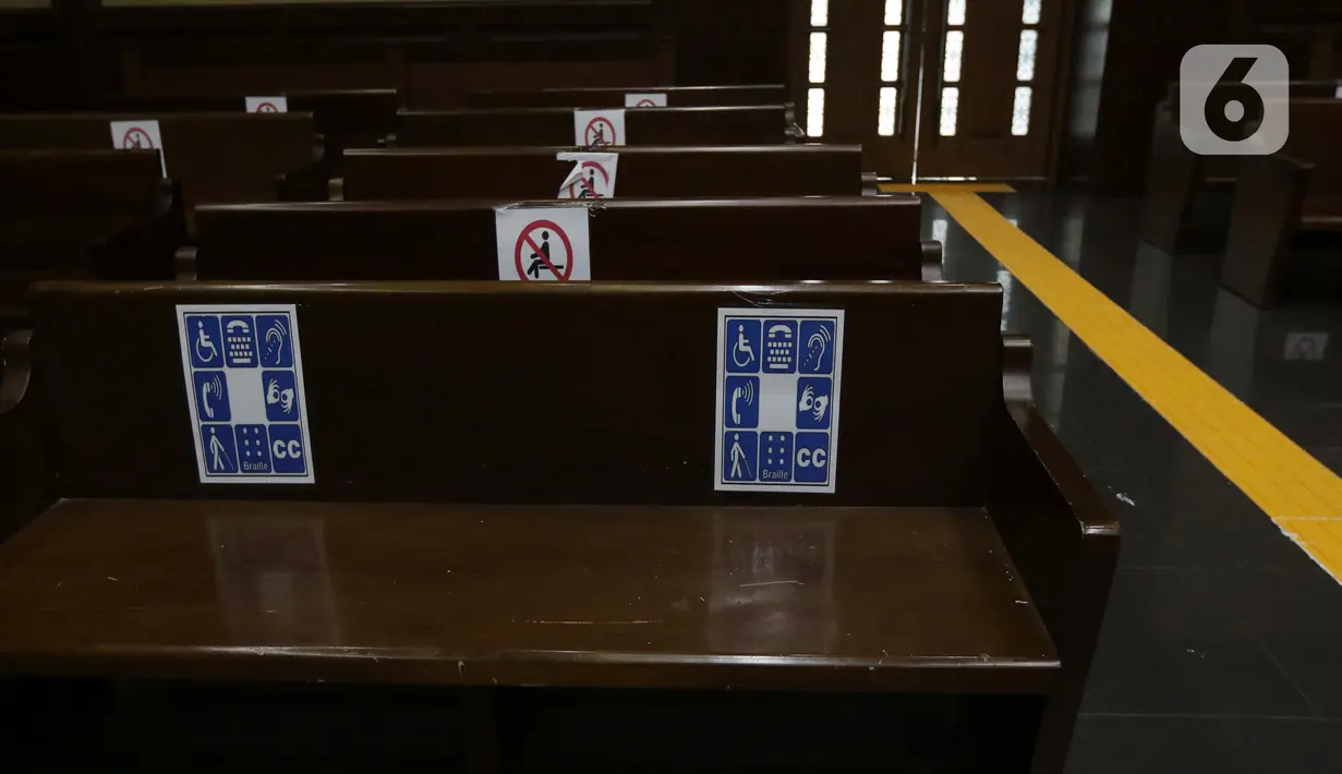 Guiding Block atau jalur pemandu disabilitas terpasang di Pengadilan Negeri Jakarta Pusat, Kamis (25/3/2021). PN Jakarta Pusat memasang sarana dan prasarana untuk warga disabilitas yang meliputi ubin pemandu, pengeras suara di meja layanan yang ramah disabilitas. (Liputan6.com/Helmi Fithriansyah)