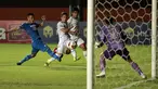 Pemain PS Sleman, Kim Jefferey Kurniawan (tengah) menendang bola ke gawang Persib Bandung yang dijaga I Made Wirawan dalam pertandingan semifinal leg pertama Piala Menpora 2021 di Stadion Maguwoharjo, Sleman, Jumat (16/4/2021). (Foto: Bola.com/Ikhwan Yanuar)