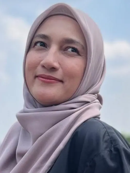 Gaya mantan istri Ariel Noah saat candid ini curi perhatian. Ia seperti melihat ke arah berbeda dari kamera. Gaya kece dari Sarah Amalia pun tuai atensi. Tak heran postingan ini banjir like dan komentar. (Liputan6.com/IG/khaiscarves)