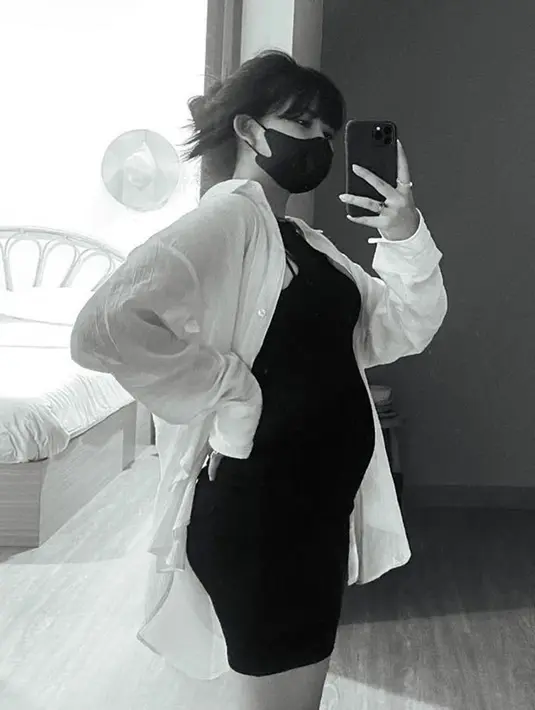 Baru diunggah Januari 2023, ini adalah foto Adinda Azani saat pamer baby bump bulan Oktober 2022. Gelar acara tasyakuran 4 bulan November 2022, berarti pada Oktober 2022 kehamilan Adinda baru menginjak 3 bulan. Kini telah 2 bulan berlalu setelah tasyakuran 4 bulanan digelar, usia kandungan Adinda kini menginjak 6 bulan dan akan segera masuk bulan ketujuh. Segera jadi ibu, doa dari warganet dan rekan artis pun ramai dibubuhkan di kolom komen unggahan Adinda. (Liputan6.com/IG/@dindazani)