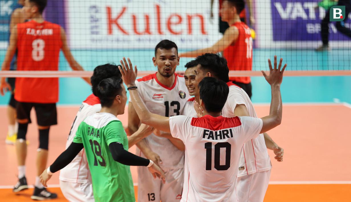 <p>Selebrasi pemain Timnas voli putra Indonesia setelah mendapatkan poin saat&nbsp;melawan Vietnam pada laga Semifinal Bola Voli Putra SEA Games 2023 di Olympic Complex Indoor Main Hall, Phonm Penh, Minggu (7/5/2023). (Bola.com/Abdul Aziz)</p>