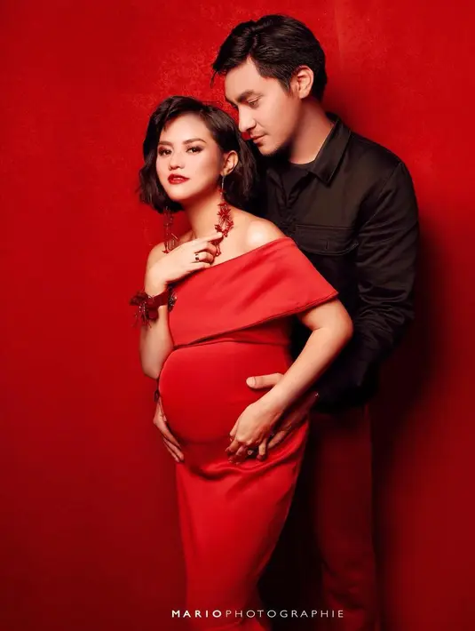 Tidak sendirian, Mytha pun juga melakukan sesi foto bersama Barry, suaminya. Keduanya terlihat begitu romantis dan tampak wajah tak sabar atas kelahiran anak pertamanya tersebut. (Instagram/mythalestari)