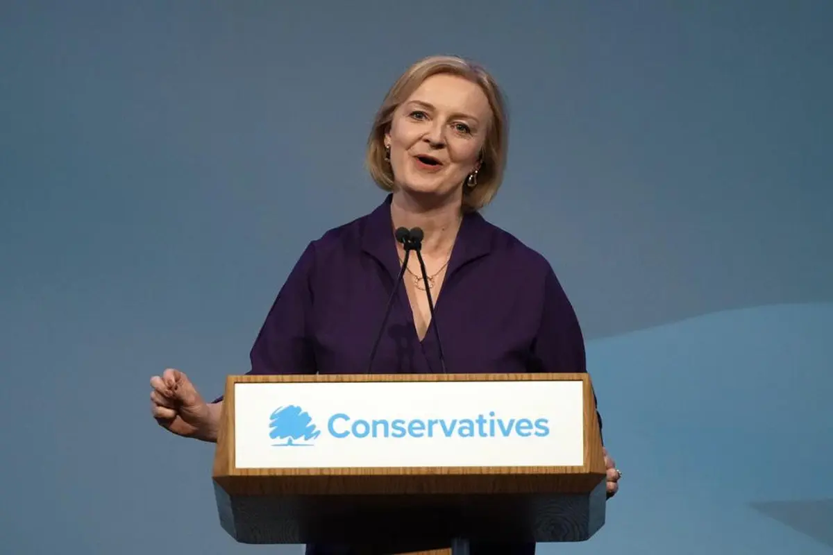 PM Inggris yang baru, Liz Truss berbicara setelah memenangkan kontes kepemimpinan Partai Konservatif di Queen Elizabeth II Center di London, Senin, 5 September 2022. (AP/Frank Augstein)
