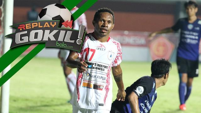 Video replay pelukan hangat striker Persipura Jayapura, Ferinando Pahabol, dengan kiper Arema Cronus, Achmad Kurniawan.