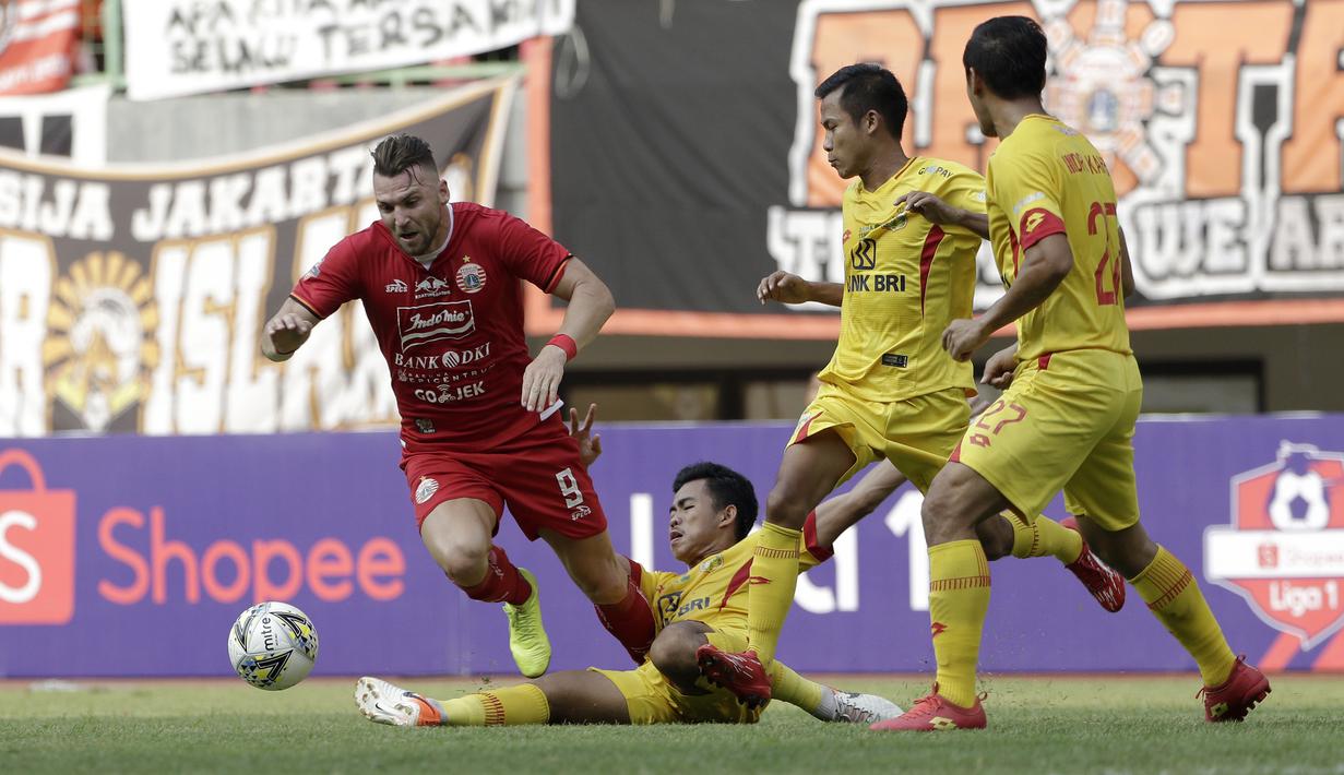 Striker Persija Jakarta, Marko Simic, berebut bola dengan pemain Bhayangkara FC pada laga Shopee Liga 1 di Stadion Patriot Chandrabhaga, Bekasi, Sabtu (10/8). Persija bermain imbang 1-1 atas Bhayangkara. (Bola.com/Yoppy Renato)