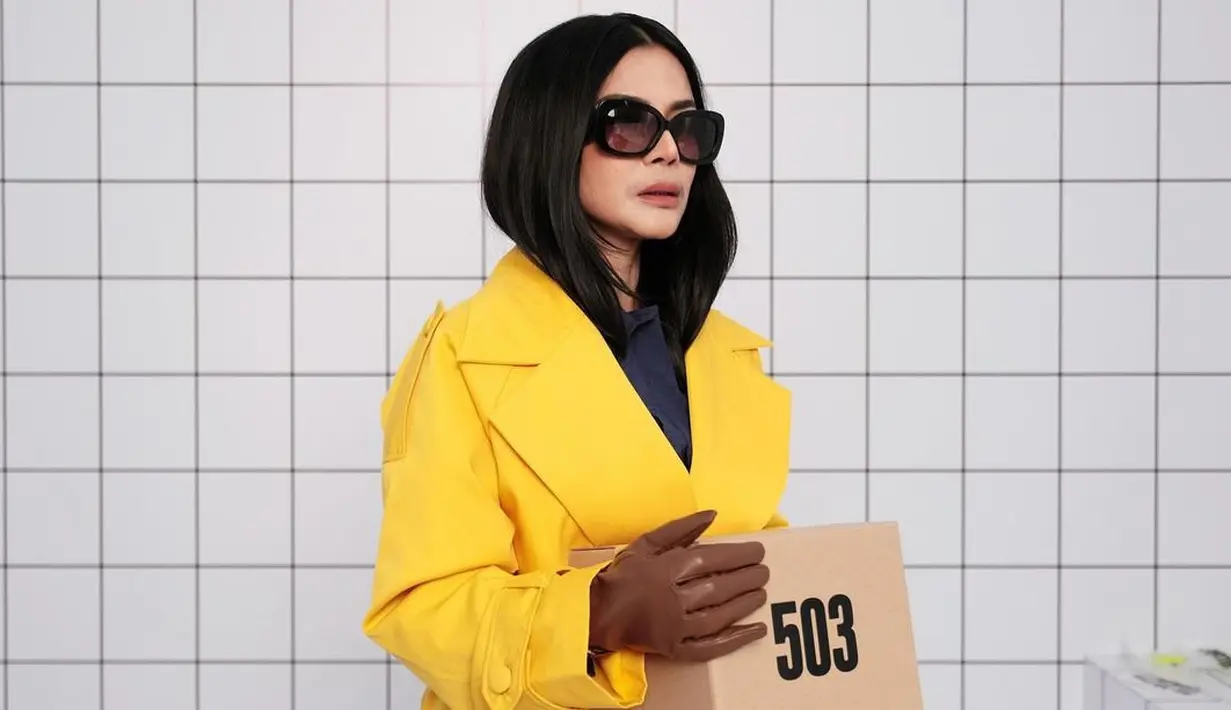 Dalam sebuah unggahan foto yang viral di media sosial, Vien Tasman mempersembahkan penampilan yang memukau dengan bertransformasi menjadi Elizabeth, karakter yang diperankan oleh Demi Moore. [@rachelvennya]
