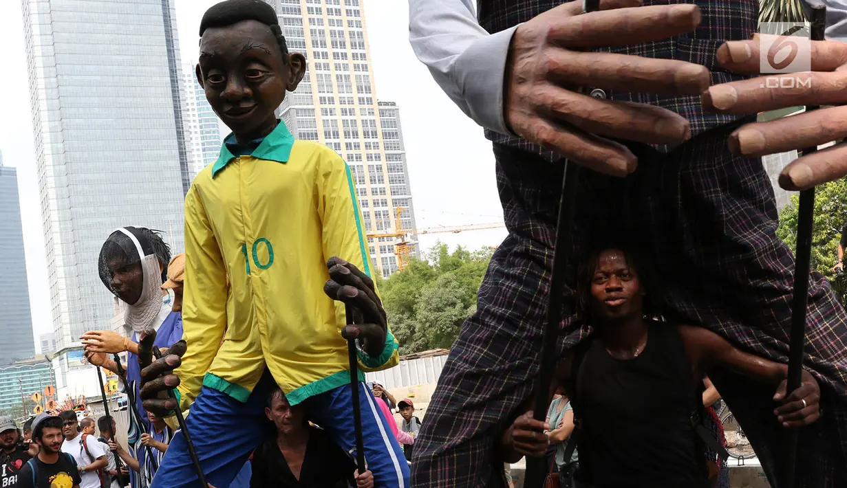 Empat boneka asal Prancis dari Kelompok teater Les Grandes Personnes hibur warga saat CFD di Jakarta, Minggu (9/7). Kegiatan untuk menghimpun dana akan disalurkan ke sejumlah yayasan  di bidang pendidikan anak. (Liputan6.com/Immanuel Antonius)