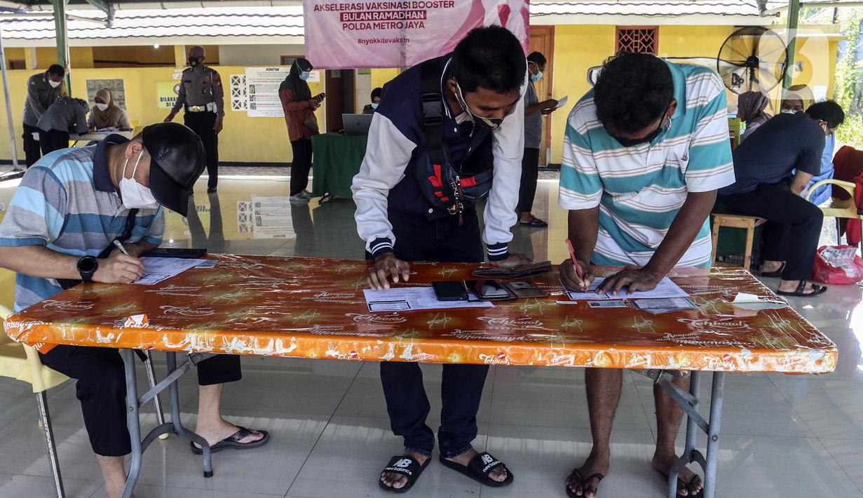 Warga mengisi data-data saat mengikuti vaksinasi booster COVID-19 di Taman Pemuda Pratama, Depok, Jawa Barat, Kamis (7/4/2022). Bagi warga yang belum vaksin atau vaksin baru sekali tetap harus tes PCR. (Liputan6.com/Johan Tallo)