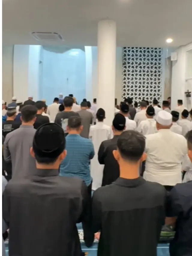 6 Potret Ivan Gunawan Resmikan Masjid di Pondok Cabe, Gelar Tarawih Perdana