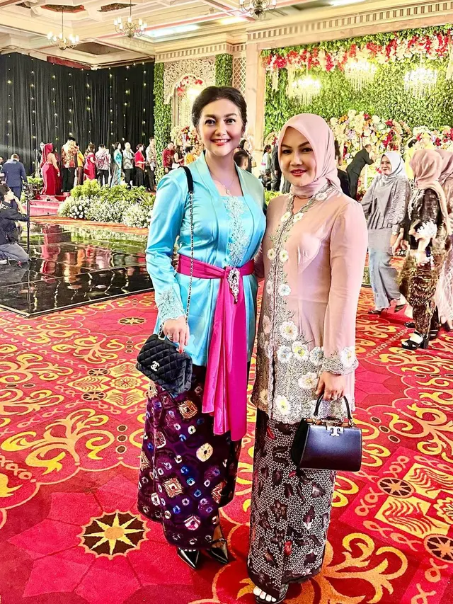 Potret Bella Saphira Kondangan Bareng Ibu-ibu Pejabat, Cantik dengan Kebaya ala Bali