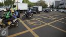 Sejumlah kendaraan melintasi Yello Box Junction berlambang burung dikawasan Harmoni, Jakarta, Rabu (27/4/2016). Yellow box junction tersebut merupakan bagian dari program corporate social responsibility (CSR) dari Blue Bird. (Liputan6.com/Faizal Fanani)