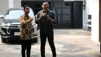 Gibran dan AHY terlihat melambaikan tangan kepada awak media usai bertemu. (Liputan6.com/Herman Zakharia)