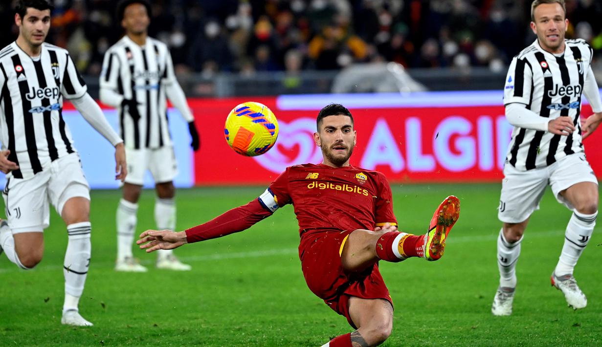 Bola rebound yang berusaha ditendang kembali oleh Lorenzo Pellegrini tidak sempurna dimanfaatkannya akibat terpeleset. (AFP/Alberto Pizzoli)