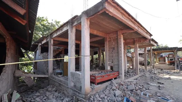 Rumah rusak akibat gempa NTT. (BNPB)