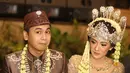 Seharusnya, cincin dipasangkan di jari manis tangan kanan, namun Radit malah memasangkannya di tangan kiri. "Dipasangkannya di jari manis tangan kanan mas Radit," kata sang MC. (Nurwahyunan/Bintang.com)