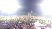 Suporter PSM berbuat anarkis usai tim kesayangannya kalah 0-1 melawan Bali United dalam lanjutan Liga 1 2017 di Stadion Andi Mattalatta, Makassar, Senin (6/11/2017). (Bola.com/Abdi Satria)