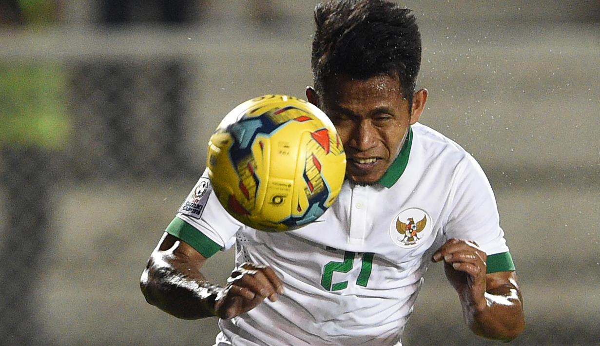 Pertandingan ketiga di penyisihan Grup A melawan Singapura tak kalah menegangkan. Timnas Indonesia bangkit dengan gol Andik Vermansah menit ke-62 menyamakan kedudukan usai Singapura menjebol gawang Indonesia terlebih dahulu. (AFP/Ted Aljibe)
