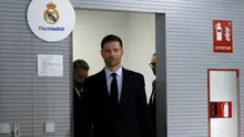 Xabi Alonso memasuki ruang konferensi pers perkenalan pelatih baru Real Madrid yang berlangsung di Real Madrid Sports City, Valdebebas, Spanyol, Senin (26/05/2025) waktu setempat. (AFP/Thomas Coex)