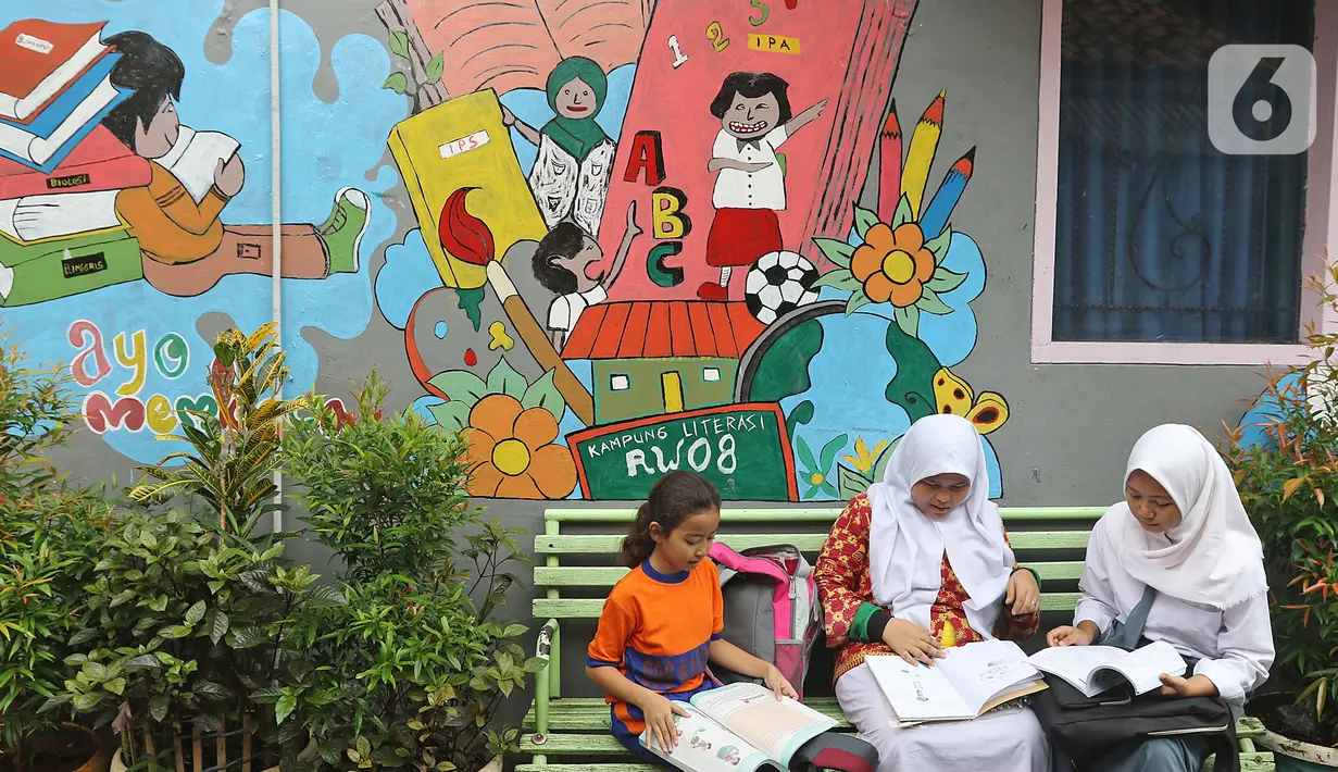 Pelajar membaca buku di Kampung Literasi RW 08, Jatipulo, Palmerah, Jakarta Barat, Kamis (30/1/2020). Kampung Literasi ini memiliki 5 kotak berisi beragam buku yang ada di sejumlah titik, berbekal konsep kejujuran disebar di sepanjang kampung. (Liputan6.com/Herman Zakharia)