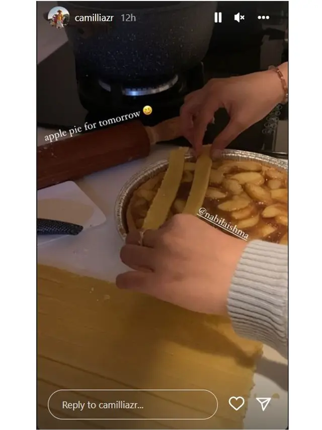 6 Potret Nabila Ishma dan Zara Kenang Ultah Eril, Bikin Apple Pie Bareng