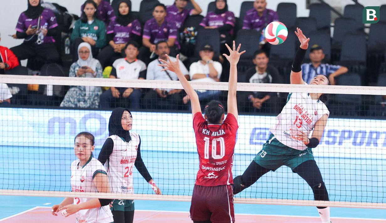 Bank Jatim sukses meraih kemenangan dengan susah payah dari Kharisma Premium dengan skor 3-2 (25-21, 23-25, 25-23, 19-25 dan 15-12). (Bola.com/M Iqbal Ichsan)