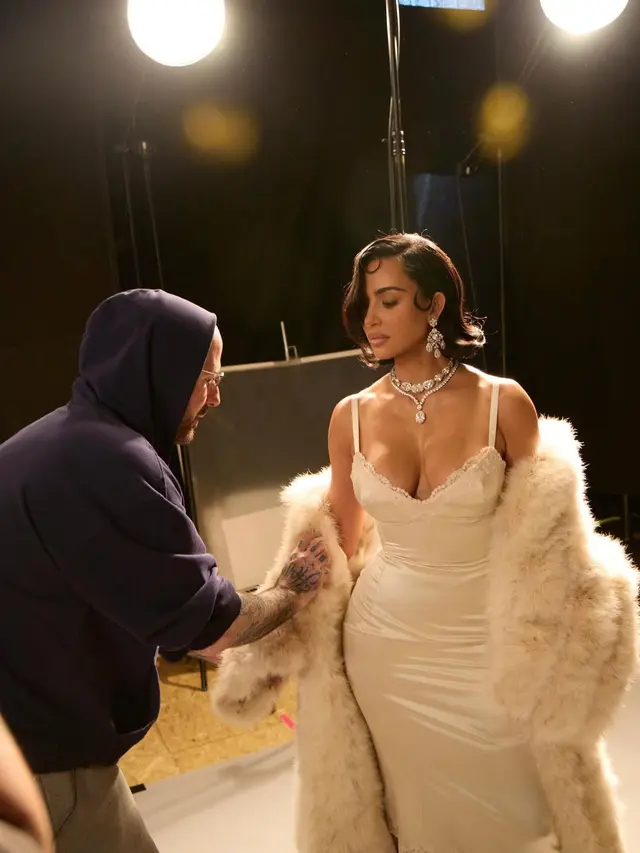 Gaya Kim Kardashian Melenggang di Balenciaga 54th Couture Show, Pakai Busana Persembahan Elizabeth Taylor