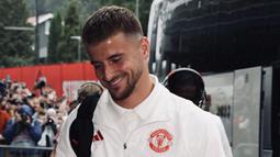 Pemain baru Manchester United, Mason Mount berjalan memasuki Ullevaal Stadium, Oslo, menjelang laga pramusim melawan Leeds United pada Rabu (12/7/2023). (Twitter/@ManUtd)
