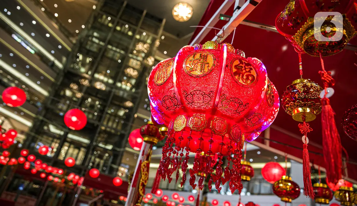 Sejumlah lampion untuk menyambut perayaan Imlek menghiasi Mall Taman Anggrek, Jakarta, Kamis (28/1/2021). Berbagai hiasan khas Tionghoa mulai mewarnai pusat perbelanjaan di ibu kota. (Liputan6.com/Faizal Fanani)