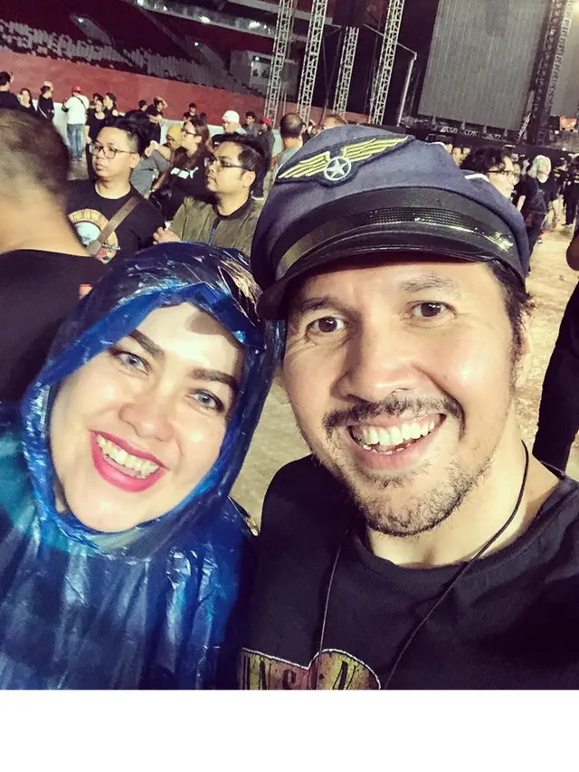 Jarang Tersorot, Ini 7 Momen Mesra David Bayu dan Sang Istri