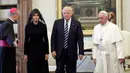 Presiden Donald Trump bersama Melania Trump mengunjungi Paus Fransiskus di Vatikan, Selasa (23/5). Trump berdiskusi dengan Paus mengenai sejumlah isu dari soal migran sampai kapitalisme tak terkendali dan perubahan iklim. (AP Photo / Evan Vucci)
