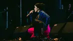 Sejak Blink resmi bubar, 5 mantan anggota Blink, salah satunya Sivia Azizah memang fokus solo karier. Lagu-lagunya pun sukses di pasaran hingga menarik perhatian masyarakat dan para pecinta musik. Meski telah resmi menikah, penyanyi muda kelahiran 14 Februari 1997 ini tetap aktif berkarya dan menghibur penggemarnya. Kembali manggung ‘aura muda’ Sivia Azizah tetap terpancar. (Liputan6.com/IG/@siviazizah)