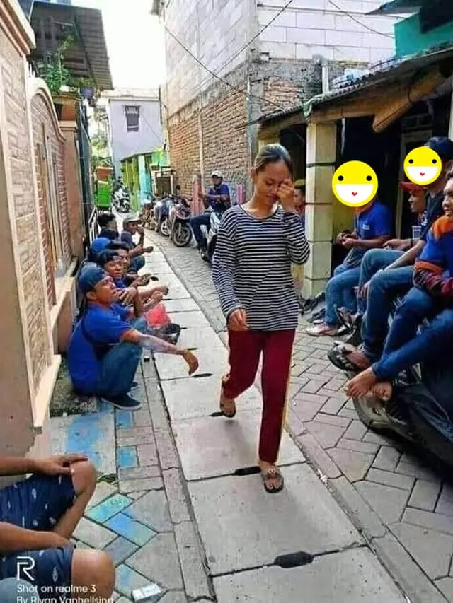 6 Momen Segan Lewat di Depan Tongkrongan, Netizen: Berasa Catwalk