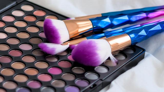 Menghindari Kerusakan Kulit, Ini Cara Membersihkan Kuas Makeup